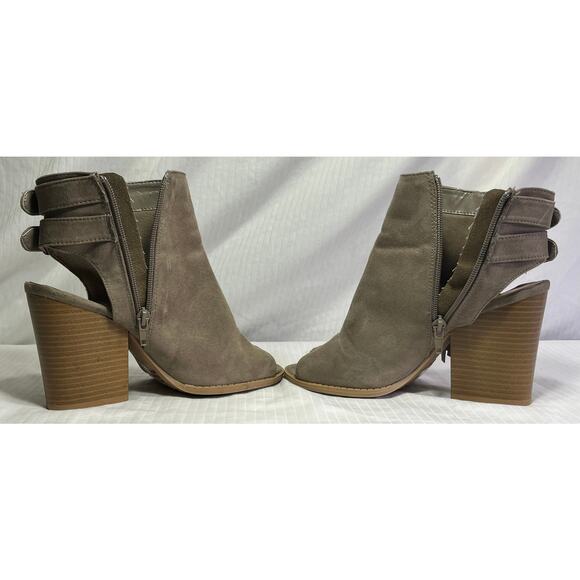 Qupid Grey Faux Suede Peep Toe Open Heel Fringe Buckle Accent Zip Up Ankle Sz 7 - Picture 4 of 9